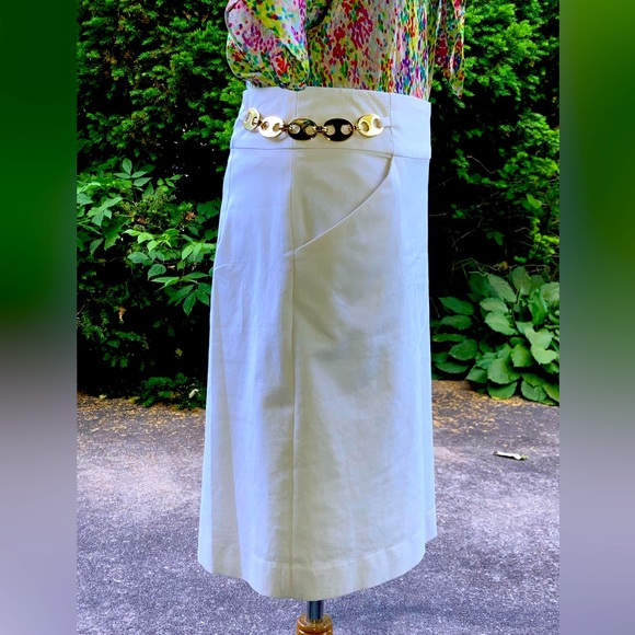 Milly White skirt with goldtone builtin waist chain. - Picture 5 of 6
